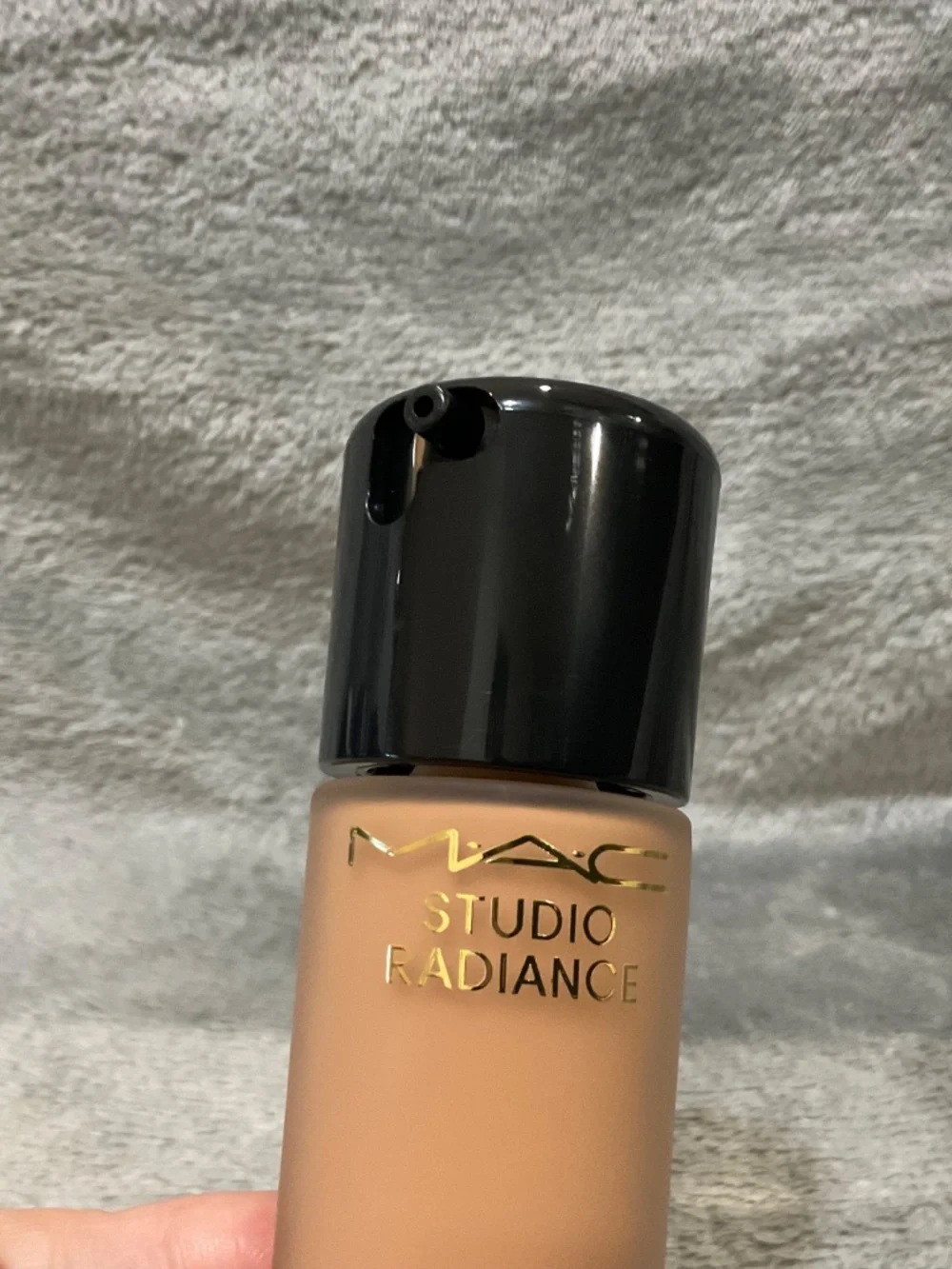 MAC studio radiance foundation NW22 NEW